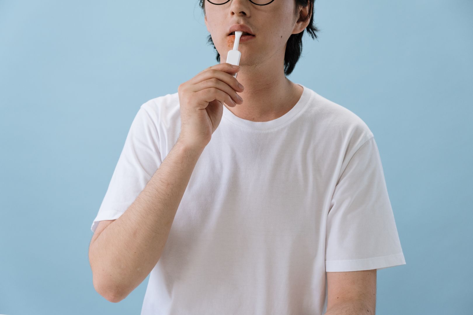 착색이 강한 음료를 마신 뒤 물로 입안을 헹구는 모습